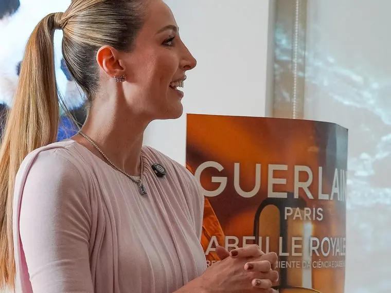 Apresentação do Clube HR ao lado do totem da Guerlain Paris